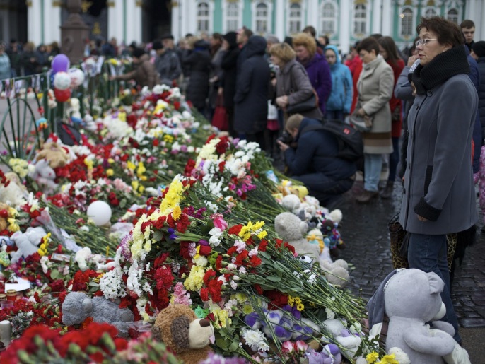 ‪(أسوشيتد برس)‬ مواطنون يضعون باقات زهور في إحدى ساحات مدينة بطرسبرغ الروسية حدادا على ضحايا الطائرة