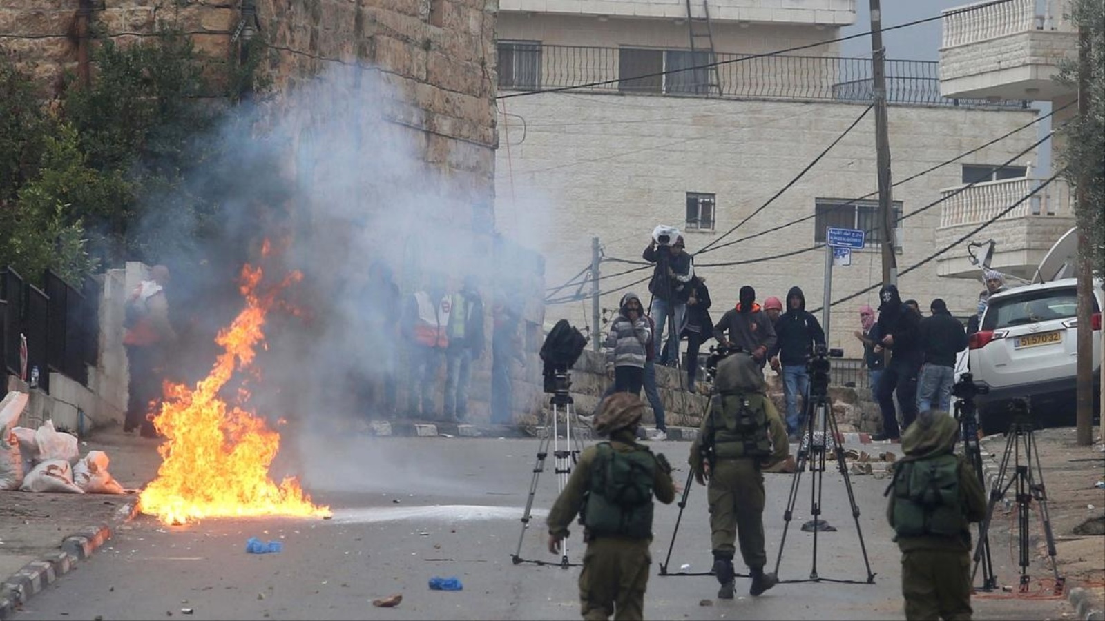 مواجهات بين فلسطينيين وجيش الاحتلال بالقرب من مستوطنة بساغوت الإسرائيلية شمال القدس (وكالة الأناضول)