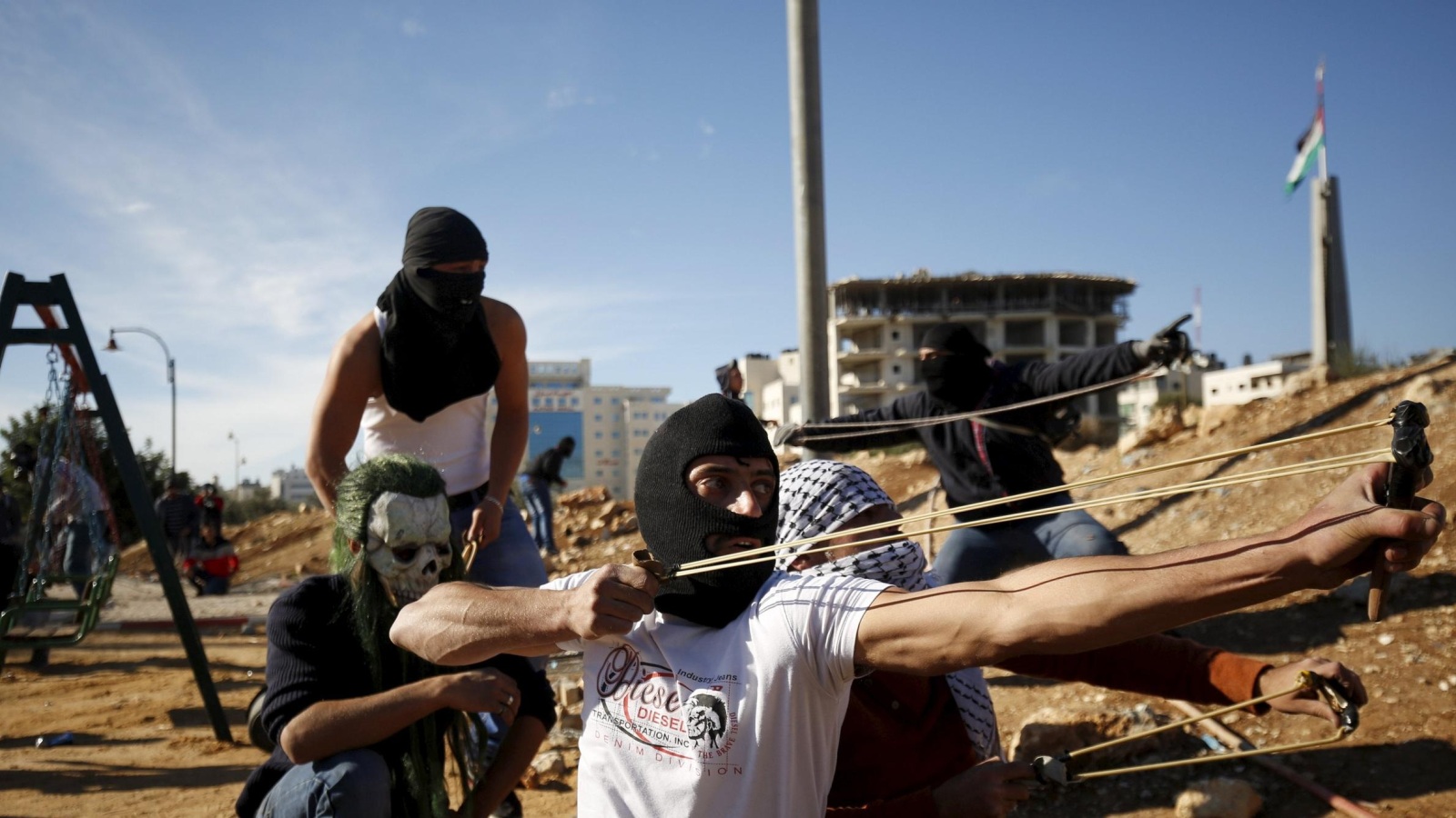 الشباب الفلسطينيون تصدوا لاعتداءات الجنود الإسرائيليين في العديد من بلدات الضفة الغربية (رويترز)