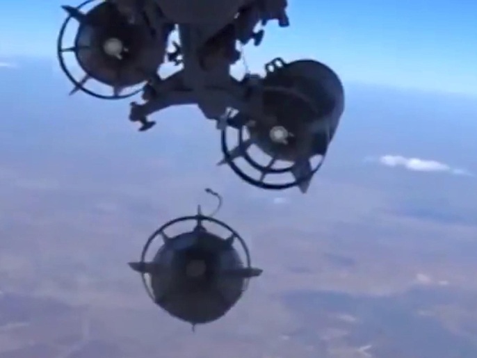 ‪طائرة روسية تلقي قذائفها على منطقة غير معروفة في سوريا‬ (رويترز)