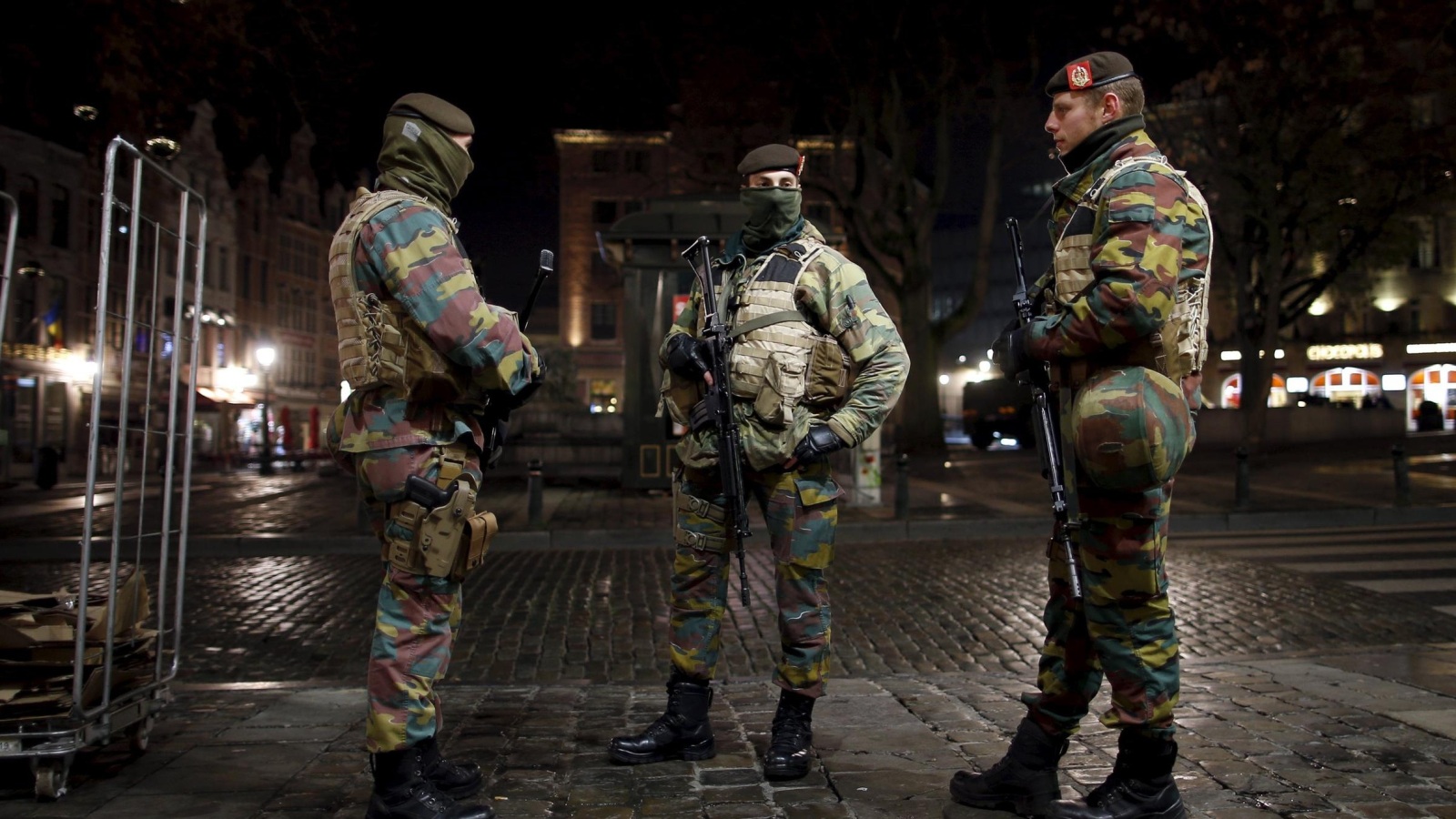 عناصر من الجيش البلجيكي وسط العاصمة بروكسل (رويترز)