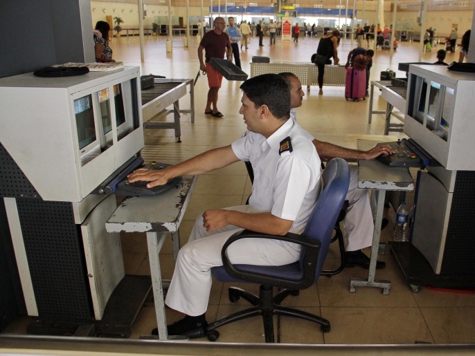 مسؤولو أمن يتابعون الماسح الضوئي لحقائب الركاب في مطار شرم الشيخ (أسوشيتد برس)