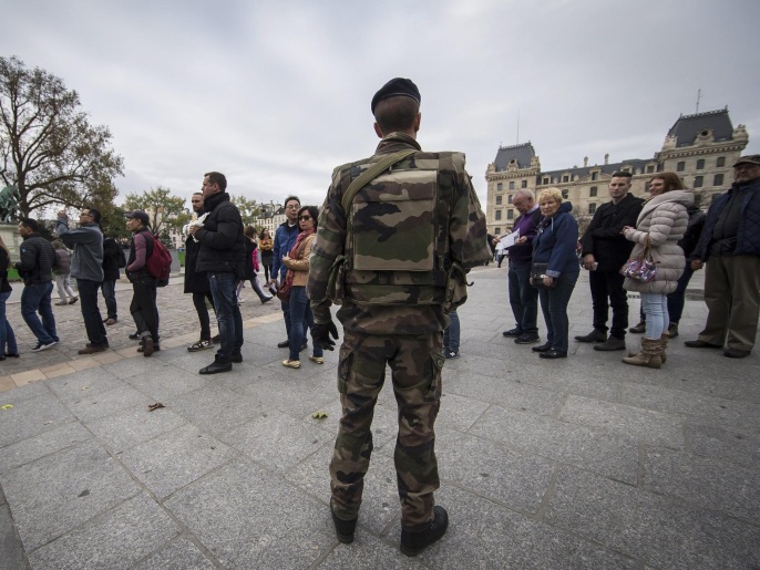 الأمن الفرنسي يحرس سياحا يدخلون كنيسة نوتردام في باريس (الأوروبية)