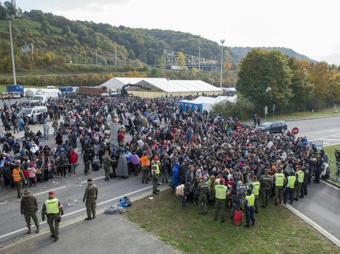 Migrants waiting at the Slovenian-Austrian boarder near Spielfeld, Austria, 22 October 2015. Police had to open security fences in order to guarantee security for some 2.000 refugees waiting to enter Austria. Europe must boost security on its outer borders in the face of the brewing refugee crisis while finding a way to stay true to its values, delegates at a meeting of European conservative parties argued 21 October 2015.