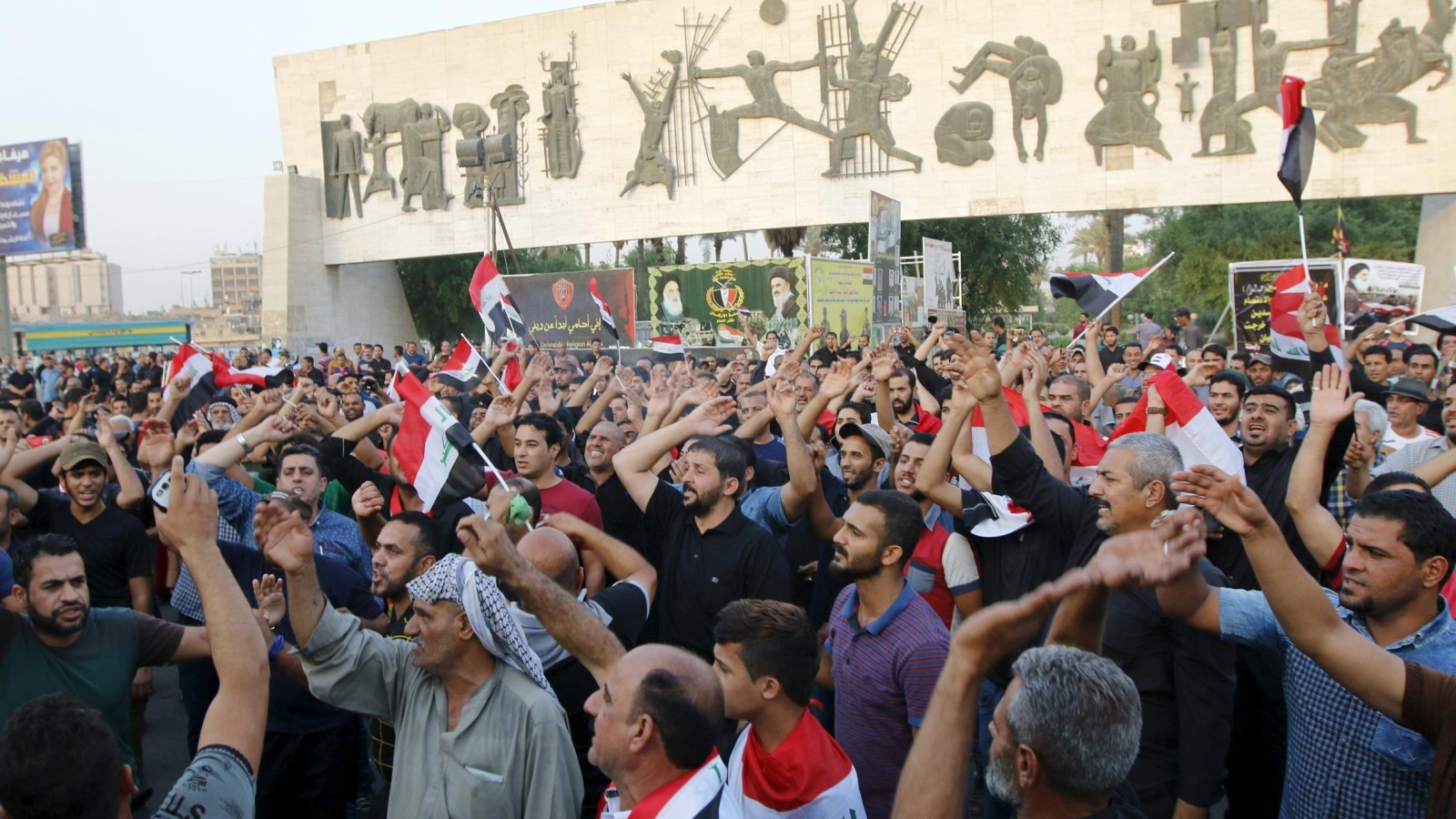 ‪مظاهرة سابقة في بغداد تدعو لمحاربة المفسدين وتحتج على الخدمات الأساسية‬ (رويترز)