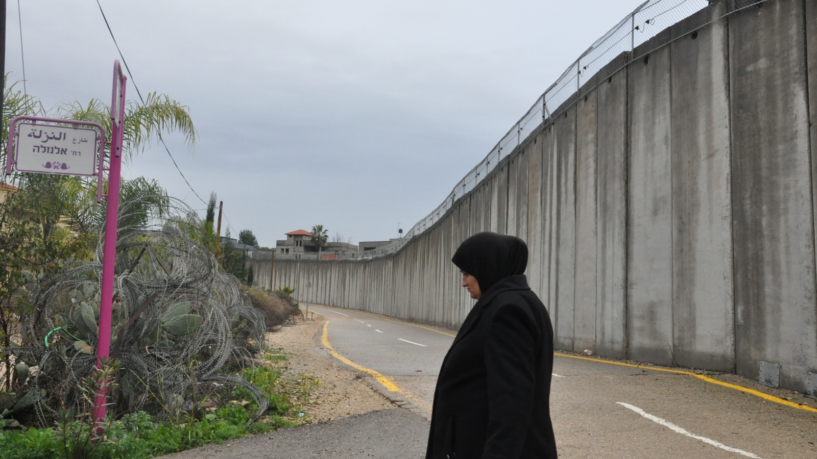 الجدار العازل بمساره قرب مدينة باقة الغربية التي أبدت إسرائيل استعدادها التنازل عنها لصالح ضم الكتل الاستيطاني (الجزيرة)