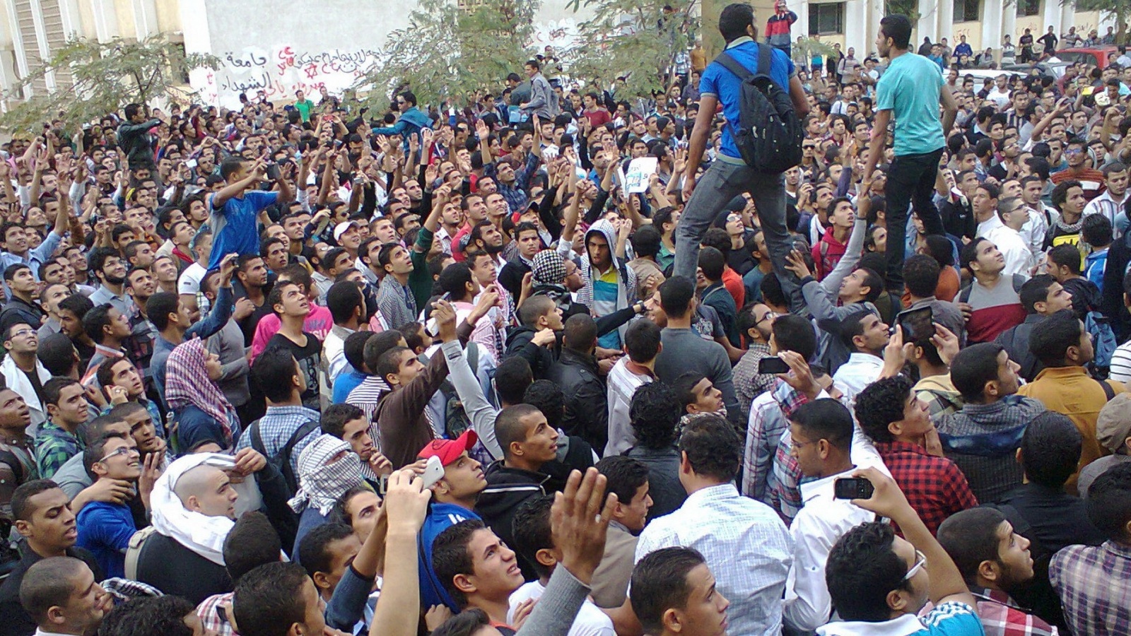 مظاهرة داخل جامعة الأزهر 2014 في القاهرة حيث أثار قانون التظاهر جدلا مجتمعيا واسعا (الجزيرة-أرشيف