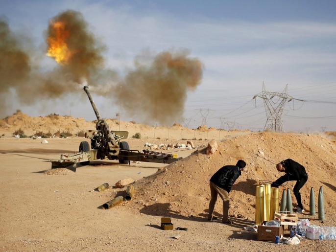 ‪‬ مقاتلو فجر ليبيا يقصفون مقاتلي تنظيم الدولة في مارس/آذار الماضي(رويترز)