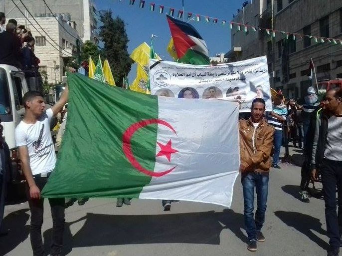 فلسطينيون يرفعون علم الجزائر في تشييع شهداء بالخليل