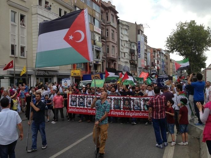 إسطنبول - تركيا 31 أيار 2015 صورة سابقة لمتظاهرين أتراك في الذكرى الرابعة للاعتداء الإسرائيلي على سفينة مافي مرمرة