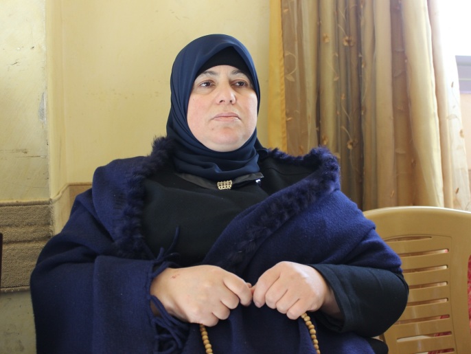 والدة الشهيد عمر سكافي ناشدت العالم الضغط على الاحتلال لتسليم جثمانه (الجزيرة)