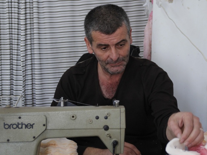 ‪حسين صاحب مصنع روتم للدمى يؤكد أنه سيواصل عمله للحفاظ على التراث الفلسطيني‬ (الجزيرة نت)