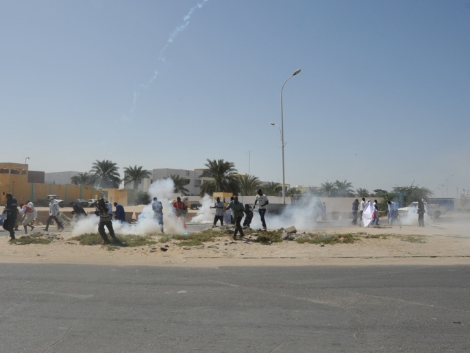 ‪متظاهرون من حركة إيرا أثناء تفريقهم من قبل الشرطة بالغاز المدمع أمام السجن المركزي‬ (الجزيرة)