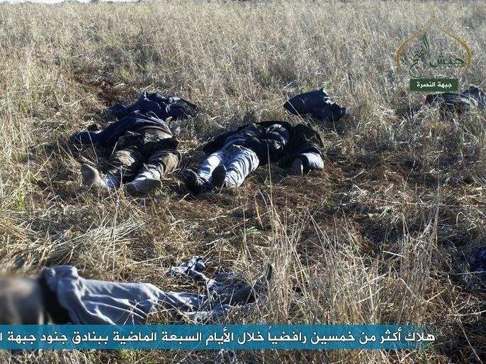 صورة لجثث قتلى مليشيات موالية للنظام في ريف حلب نشرتها جبهة النصرة في سوريا وقالت إنها قتلت 50 منهم خلال أسبوع من المعارك