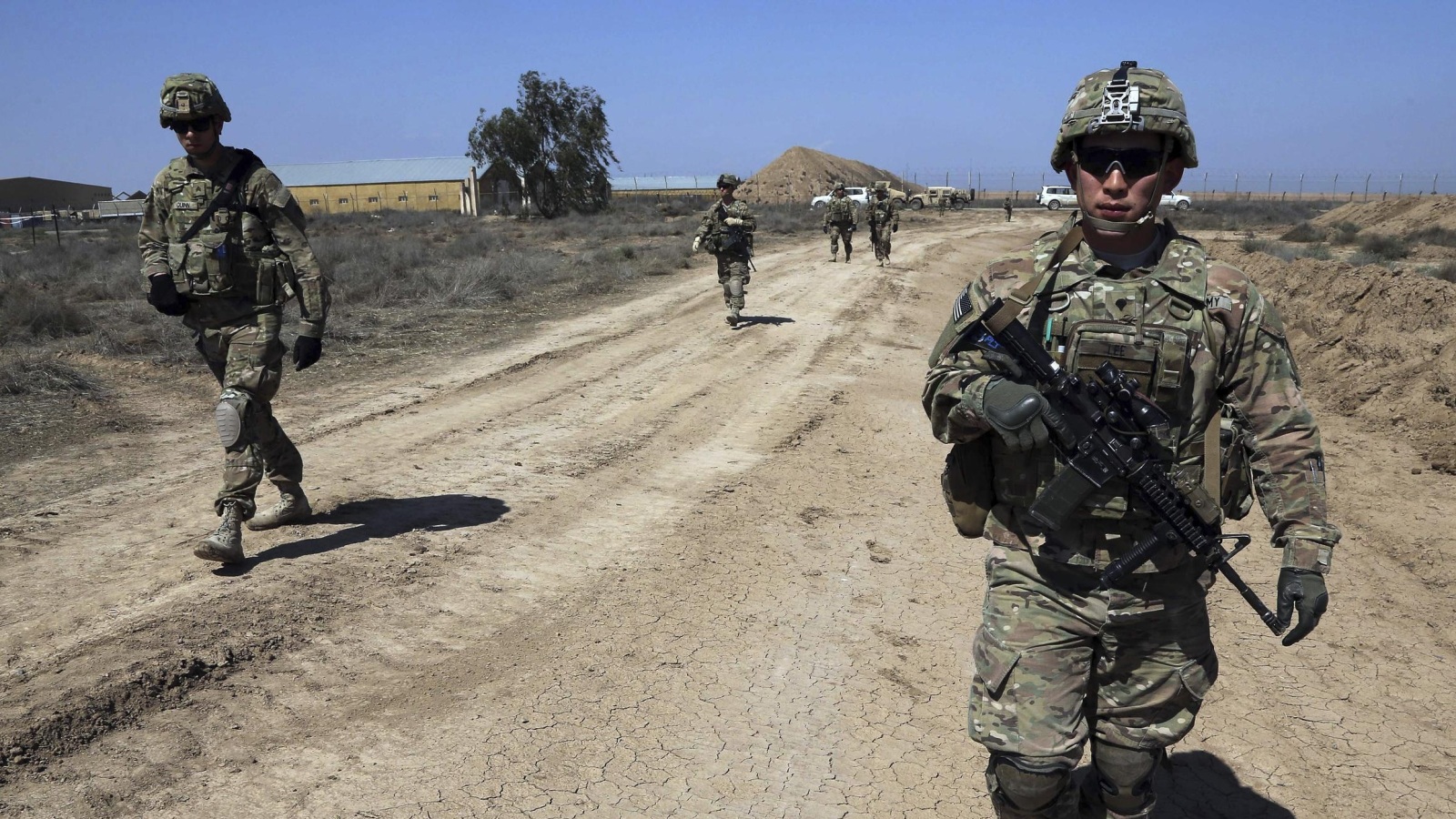 جنود أميركيون يشاركون في تدريب قوات عراقية في التاجي شمال بغداد (أسوشيتد برس-أرشيف)