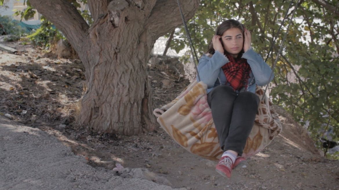 حنين تجلس على الأرجوحة التي صنعتها بنفسها - فلسطين تحت المجهر