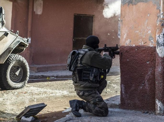 استمرار العمليات الأمنية التركية في مواجهات عناصر حزب العملات الكردستاني بمدينة دياربكر جنوب شرقي البلاد ديسمبر 2015