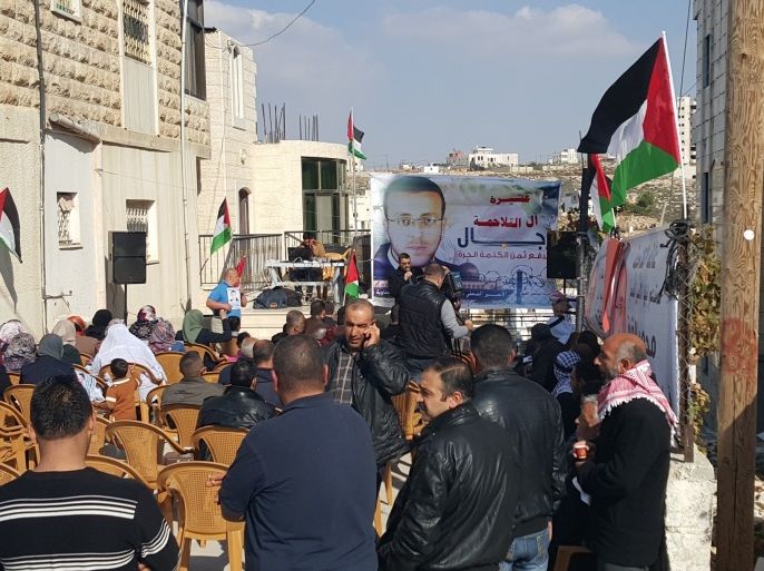 اعتصام مع الصحفي الفلسطيني محمد القيق أمام منزله