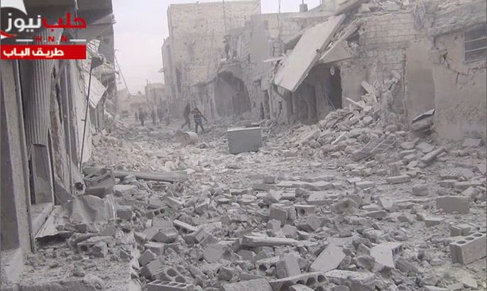 سوري يستغيث وسط الدمار الهائل بحلب
