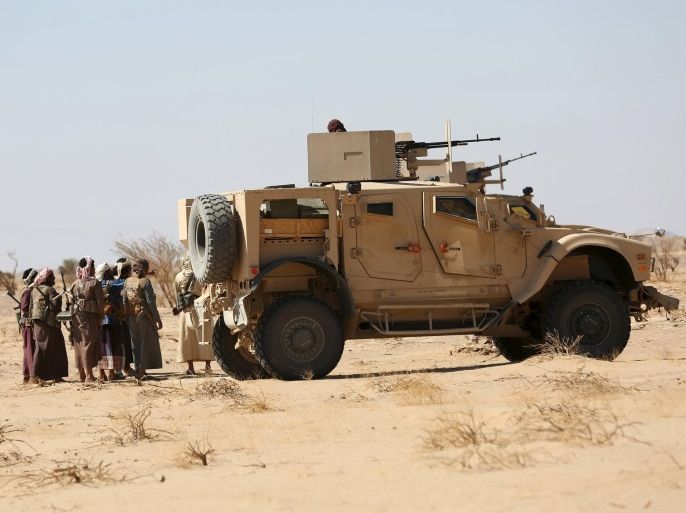 Tribal fighters loyal to Yemen's government gather next to an armoured personnel carrier during fighting against Houthi rebels in an area between Yemen's northern provoices of al-Jawf and Marib December 5, 2015. REUTERS/Ali Owidha