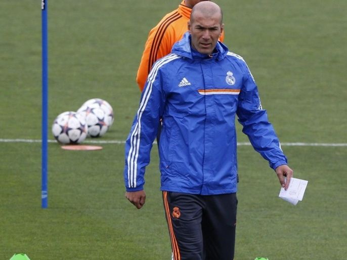 Real Madrid's second coach, French Zinedine Zidane, during a team's training session held at Valdebebas Sports Complex in Madrid, Spain, 20 May 2014. Real Madrid will face Atletico Madrid in the Champions League final match the upcoming 24 May in Lisbon.
