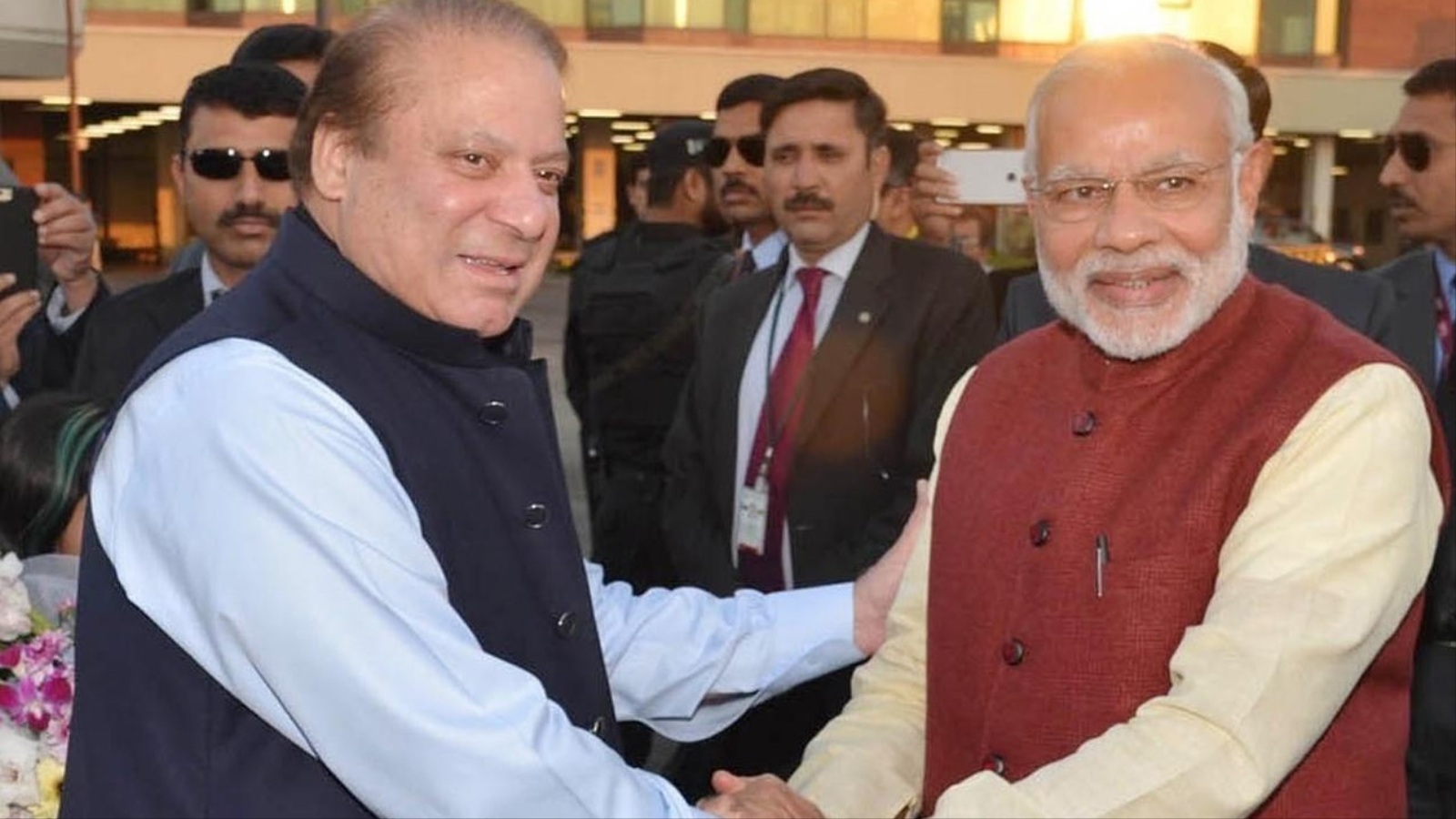‪الزعيمان الهندي والباكستاني أملا بأن يكون لقاؤهما دفعة لتعزيز العلاقات بين البلدين‬ (أسوشيتد برس)