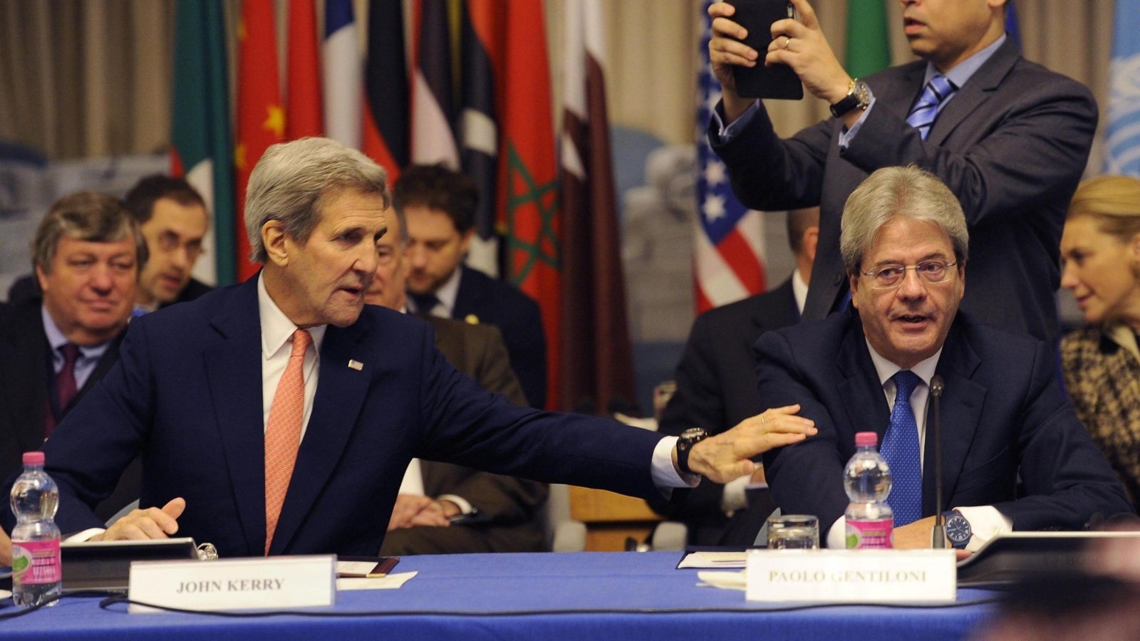 ‪‬ وزير الخارجية الإيطالي باولو جنتيلوني ونظيره الأميركي جون كيري خلال اجتماع روما بشأن ليبيا(الأوروبية)