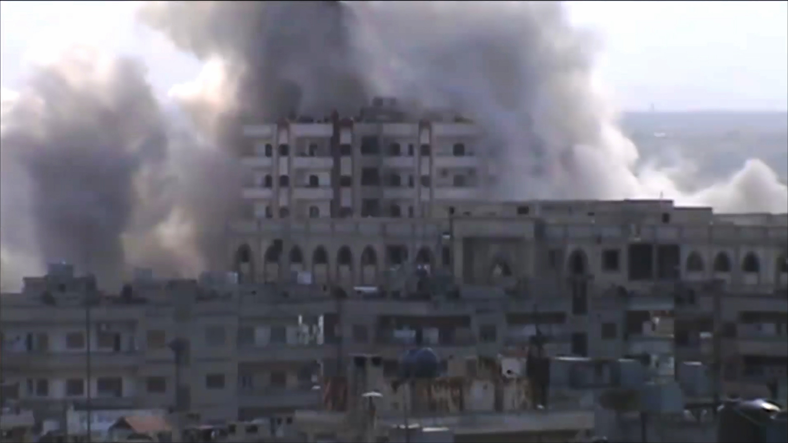 ‪حي الوعر تعرض باستمرار لقصف من قوات النظام‬ حي الوعر تعرض باستمرار لقصف من قوات النظام (الجزيرة)