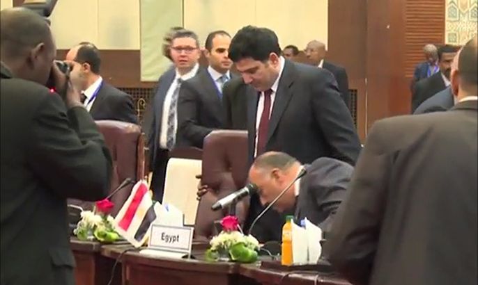 وزير الخارجية المصري يلقي مايكروفون الجزيرة