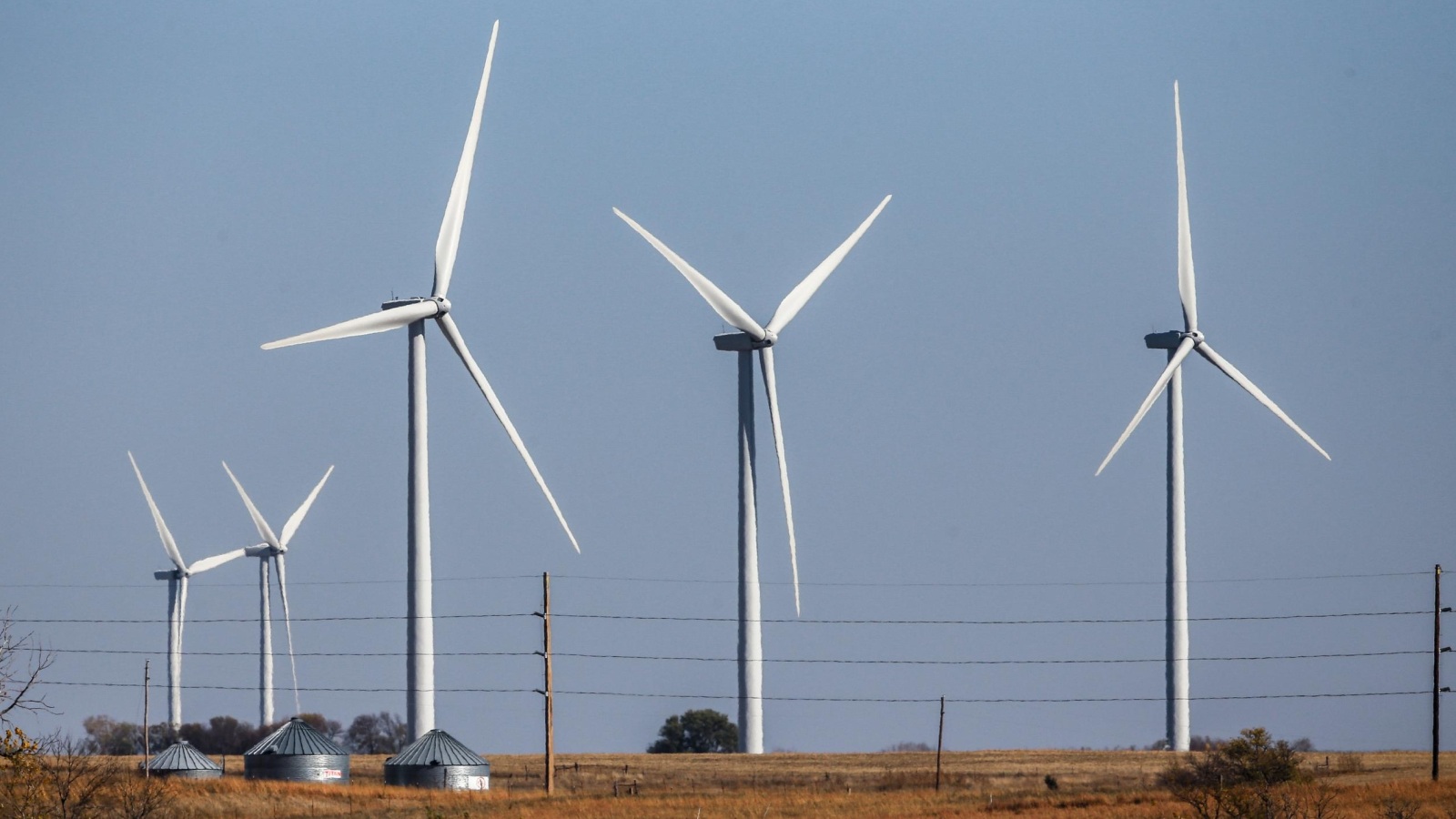 ‪تشكل الرياح مصدرا حيويا من مصادر الطاقة المتجددة لكن يعيبها أنها مصدر متقطع‬ (أسوشيتد برس)