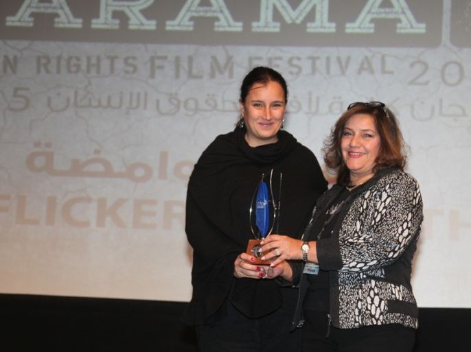 رنا كزكز تتسلم جائزة فيلم الحقيقة الوامضةفي ختام مهرجان كرامة بالأردن