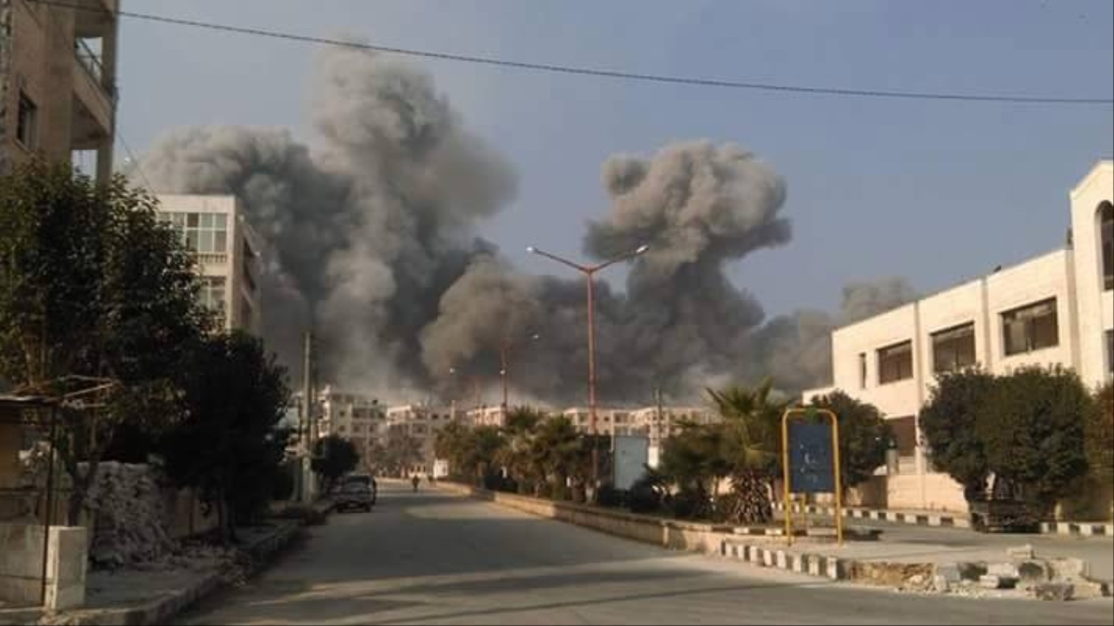 ‪مدينة إدلب تعرضت أمس لقصف روسي أوقع عشرات القتلى والجرحى‬ مدينة إدلب تعرضت أمس لقصف روسي أوقع عشرات القتلى والجرحى (الجزيرة)