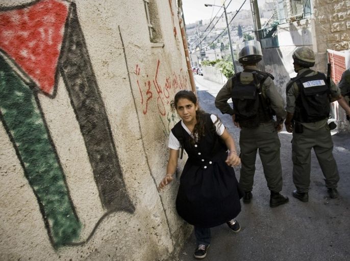 طفلة فلسطينينة في طريقها إلى المدرس تحت سطوة الاحتلال الإسرائيلي في القدس الشرقية - غيتي