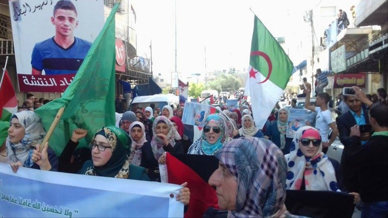 ‪علم الجزائر في مسيرة تشييع شهيد فلسطيني في الخليل‬ (ناشطون)
