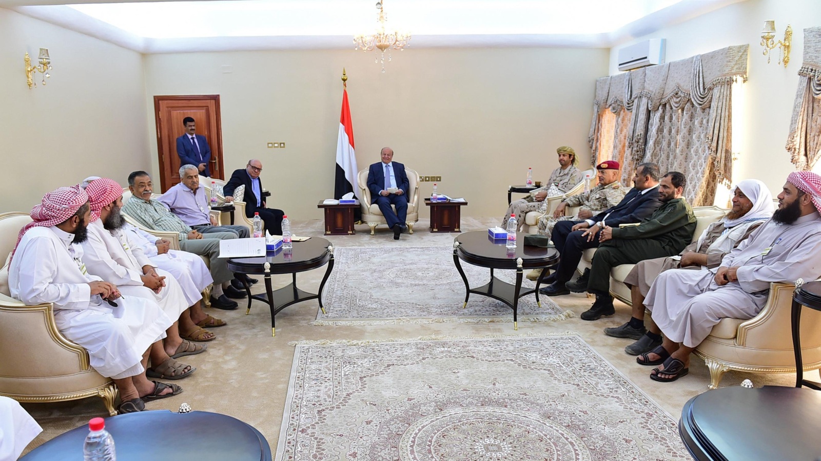 الرئيس هادي يجتمع مع مستشارين وأنصار في مقر الرئاسة بعدن(أسوشيتد برس)