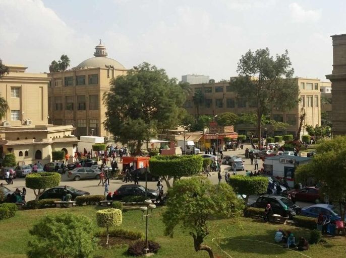 صورة لطلاب في ساحة جامعة القاهرة