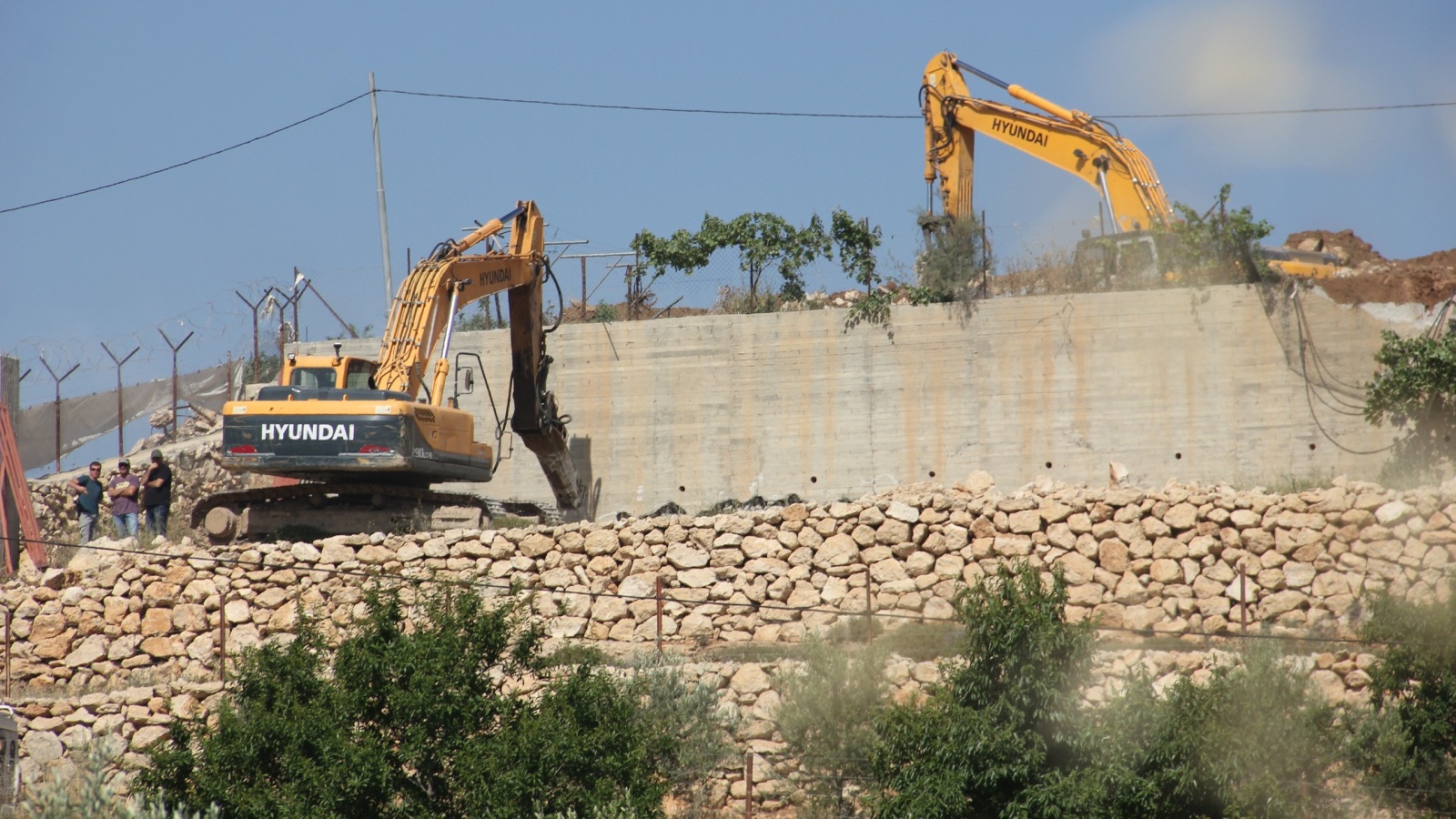 أعمال تجريف أراضٍ فلسطينية في قرية سوبا غرب الخليل (الجزيرة نت)