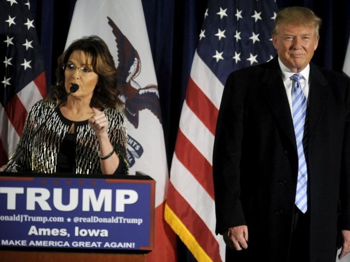U.S. Republican presidential candidate Donald Trump (R) as Former Alaska Gov. Sarah Palin endorses him at a rally at Iowa State University in Ames, Iowa January 19, 2016. REUTERS/Mark Kauzlarich