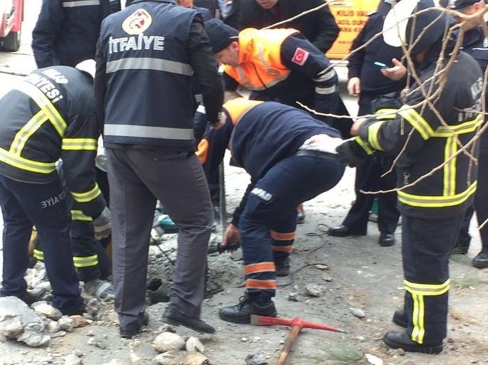 الشرطة ورجال الأمن يعاينون مكان الحادث جنوب تركيا (الأناضول)