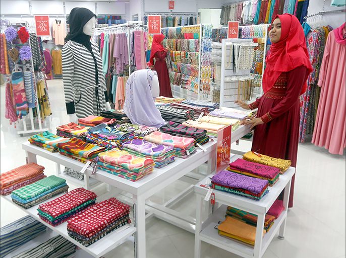 epa05124357 Indonesian muslim customers shop at a Hijab store in Jakarta, Indonesia, 25 January 2016. Some Jakarta's entrepreneurs set up a department store for Muslim women, which aims to turn Jakarta into an Islamic fashion mecca and has pledged to regularly organize fashion events to promote hijab clothing. Indonesian government's call in 2012 to turn the country into a 'Mecca' for Muslim fashion by 2020. As the most populous Muslim country in the world, a growing number of women are opting to wear the Muslim headscarf, called a jilbab in Indonesia. EPA/ADI WEDA