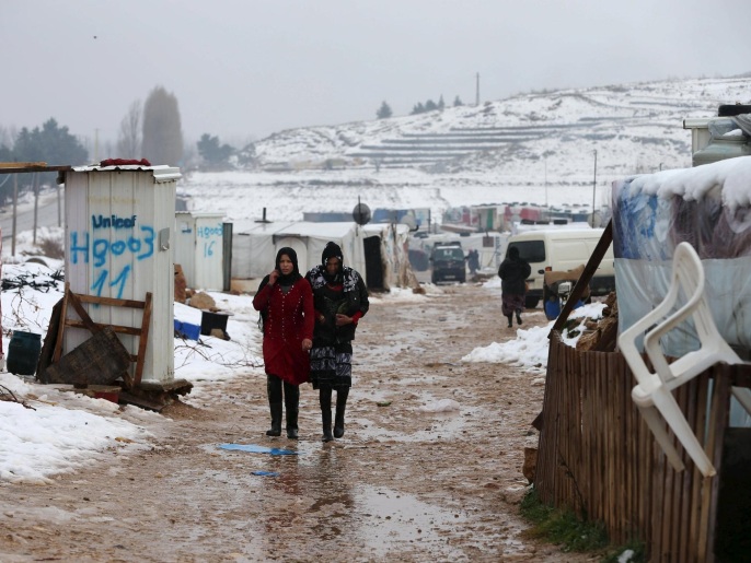 أكثر من أربعة ملايين ونصف مليون سوري لاجئون يعيشون في مخيمات بدول الجوار (رويترز)