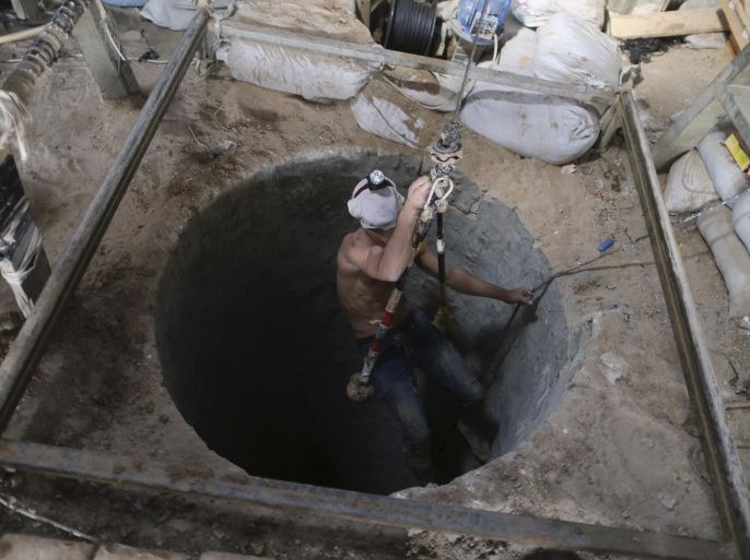 A Palestinian worker is lowered on a rope into a smuggling tunnel, that was flooded by Egyptian security forces, beneath the border between Egypt and southern Gaza Strip November 2, 2015. A network of Palestinian tunnels running under the frontier town of Rafah is now water-logged, destroyed by Cairo to sever what it says is a weapons smuggling route out of Gaza for Islamist insurgents in Egypt's Sinai desert. Picture taken November 2, 2015. To match PALESTINIANS-EGYPT/TUNNELS REUTERS/Mohammed Salem
