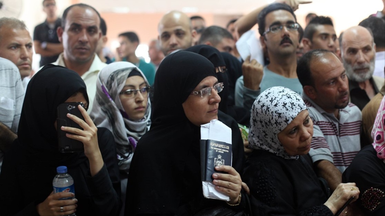 معاناة الفلسطينيين على معبر رفح مستمرة في انتظار أي حل ينهي هذه الأزمة (الجزيرة)
