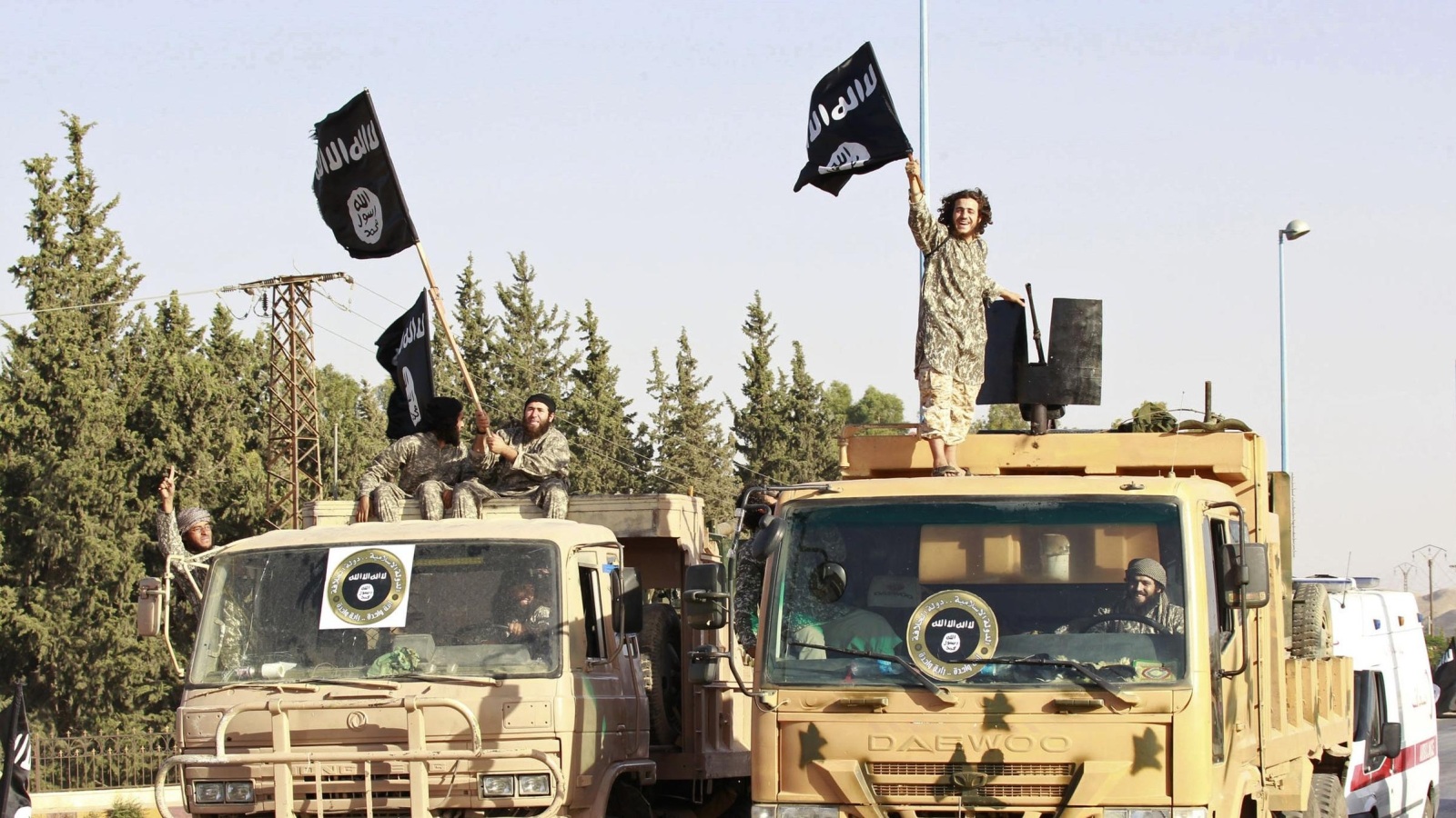 ‪قافلة لمقاتلي تنظيم الدولة أثناء استعراض في شوارع الرقة بسوريا منتصف 2014‬ (رويترز)
