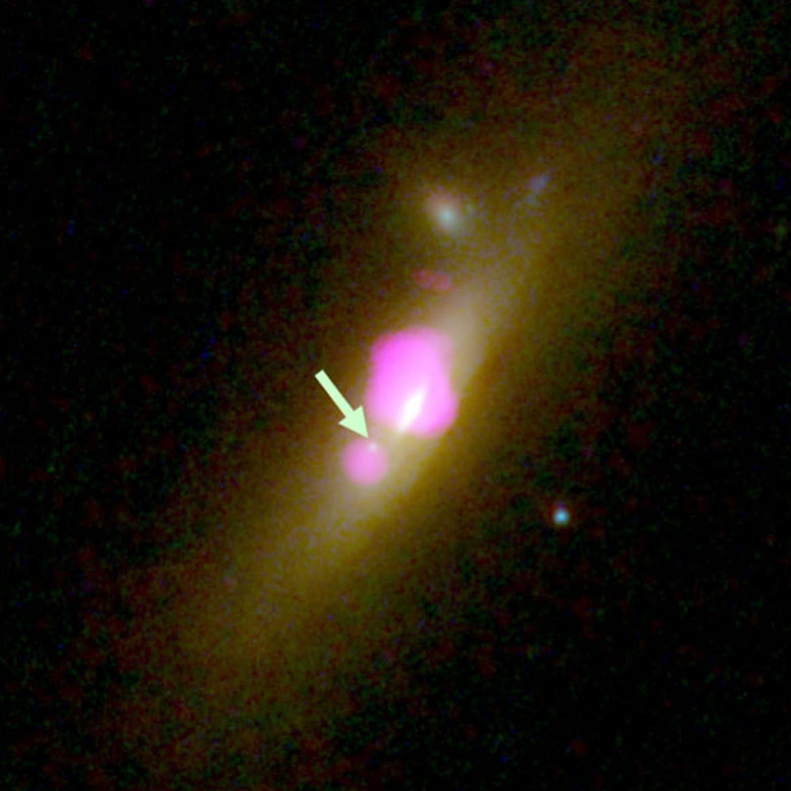 ‪نظرا لأن الثقوب السوداء تمتص الضوء فإنه لا يمكن رؤيتها إلا من خلال الهالات المحيطة بها‬ (أسوشيتد برس)