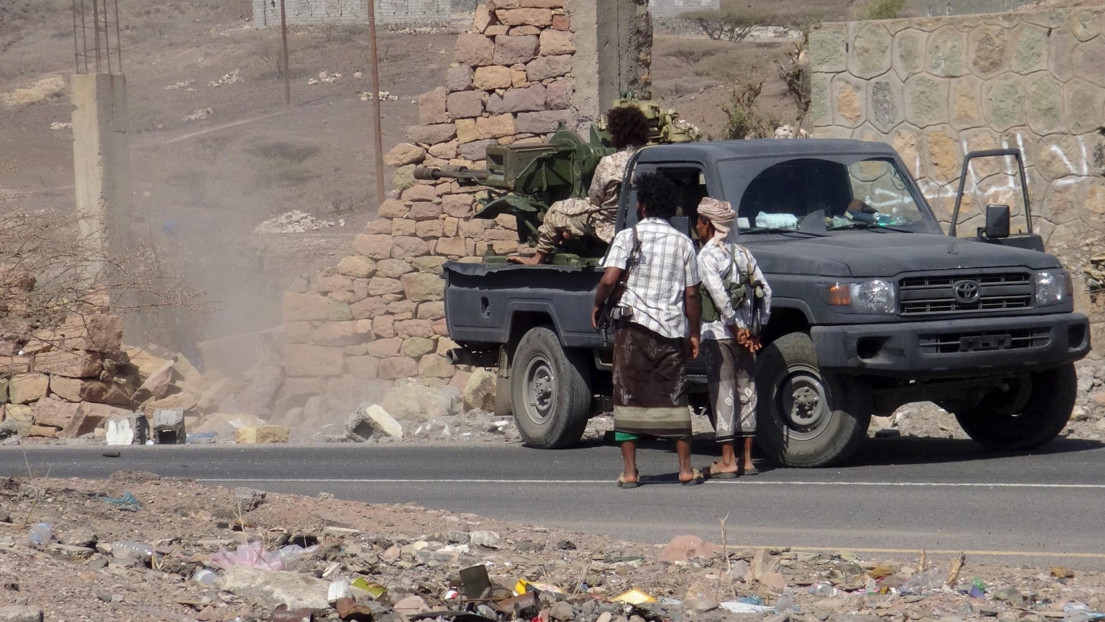 ‪مقاتلون من المقاومة خلال مواجهات مع الحوثيين في مديرية كرش بمحافظة لحج‬ (رويترز)