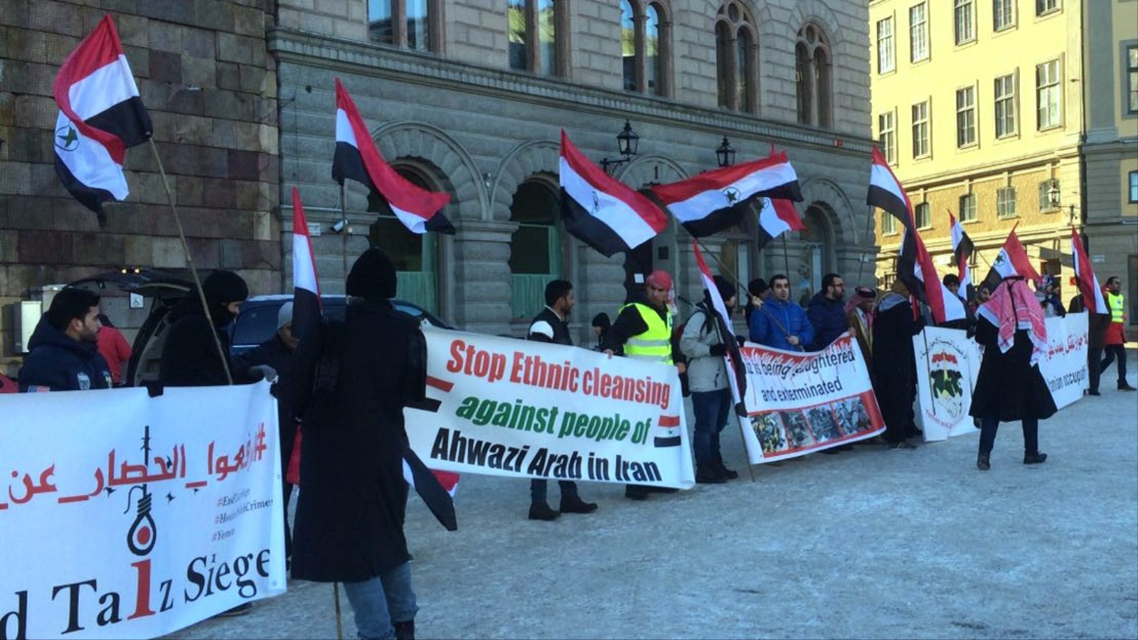 ‪المتظاهرون رفعوا عدة شعارات ضد التدخلات الإيرانية باليمن وسوريا‬ (الجزيرة)