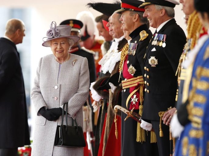 Britain's Queen Elizabeth smiles as she attends China's President Xi Jinping's official welcome ceremony in central London, Britain October 20, 2015. Xi is on a state visit to Britain. REUTERS/Alastair Grant/Pool