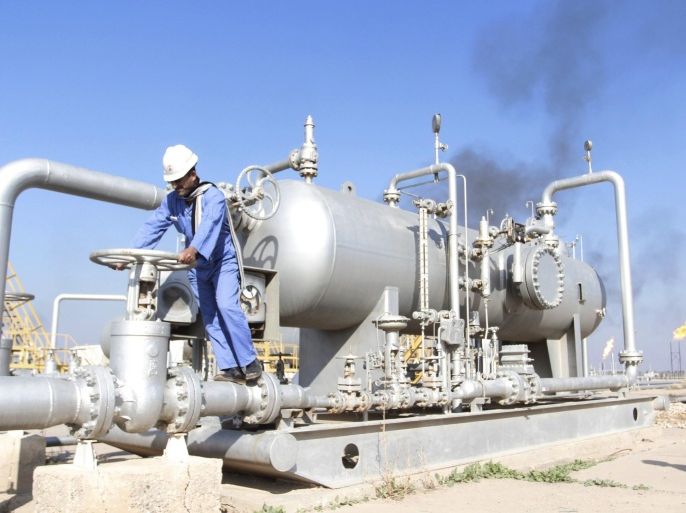 A worker checks the valve of an oil pipe at Nahr Bin Umar oil field, north of Basra, Iraq December 21, 2015. Iraq has signed deals worth $1.4 billion to ship about 160,000 barrels per day of crude to two Indian refiners in 2016, sources said, upping the ante in a race among exporters to cement their market share in Asia - the world's top oil consuming region. Picture taken December 21, 2015. REUTERS/Essam Al-Sudani