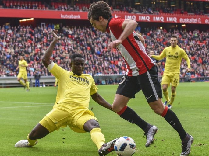 Athletic Bilbao's Inigo Lekue (R) in action against Villarreal's defender Eric Bertrand Bailly (L) during the Spanish King's Cup round of 16 soccer match between Athletic Bilbao and Villarreal CF in Bilbao, Spain, 06 January 2016. Bilbao won 3-2.
